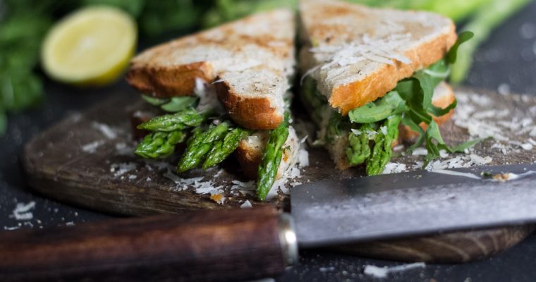 Grüner Spargel Sandwich mit Parmesan und Honig-Senf-Creme